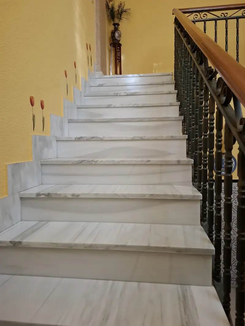 Escaleras de mármol — vista 2